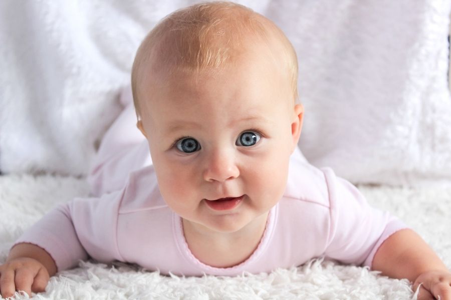 Greifen im ersten Lebensjahr -  Spielzeug für Babys in Bauchlage