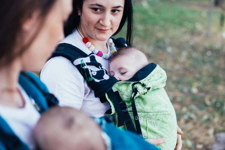 Mit was kann ich mein Baby tragen? Und was ist besser: ein Tragetuch oder eine Babytrage?