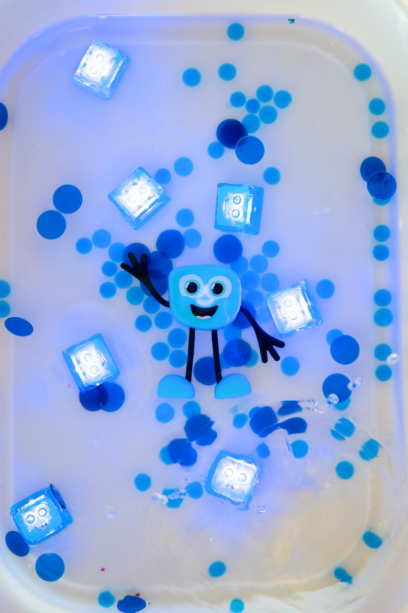 Glo Pals Badespielzeug Charakter Blair Blau