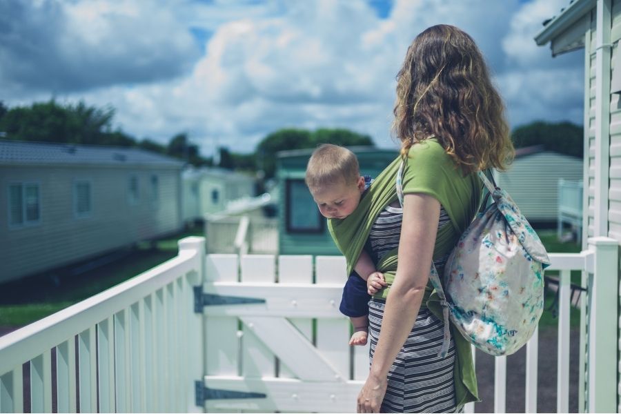 Mit Baby unterwegs - Trage, Kinderwagen oder beides?