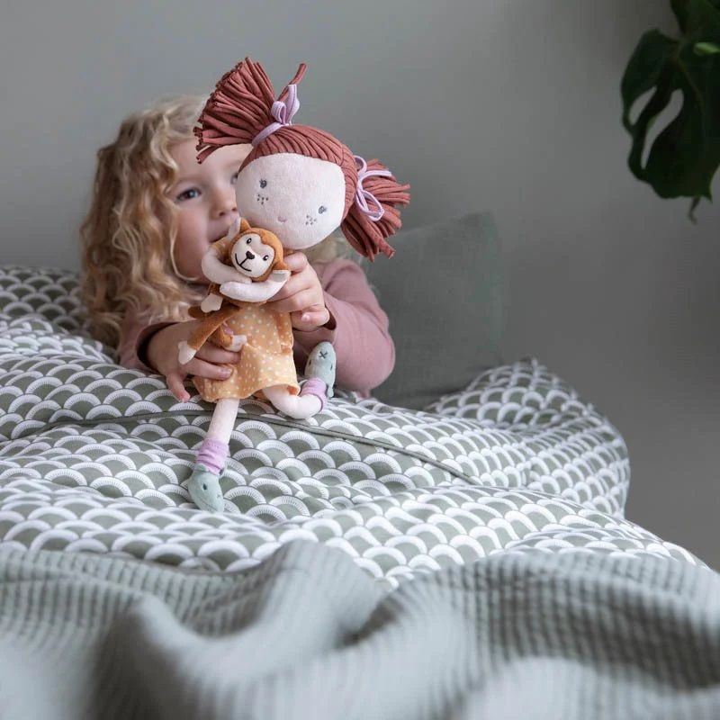 Kuschelpuppe Sophia mit Affe 35cm - Little Dutch