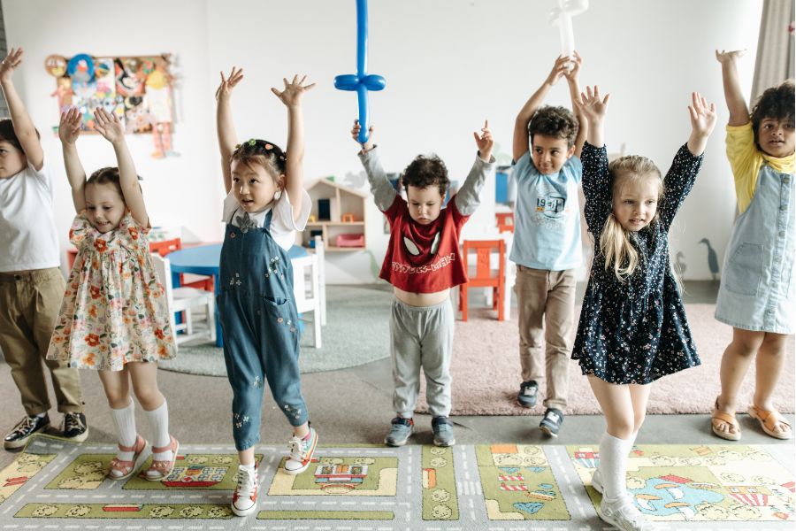 10 Ideen für einen Bewegungsparcour für Kindergartenkinder drinnen