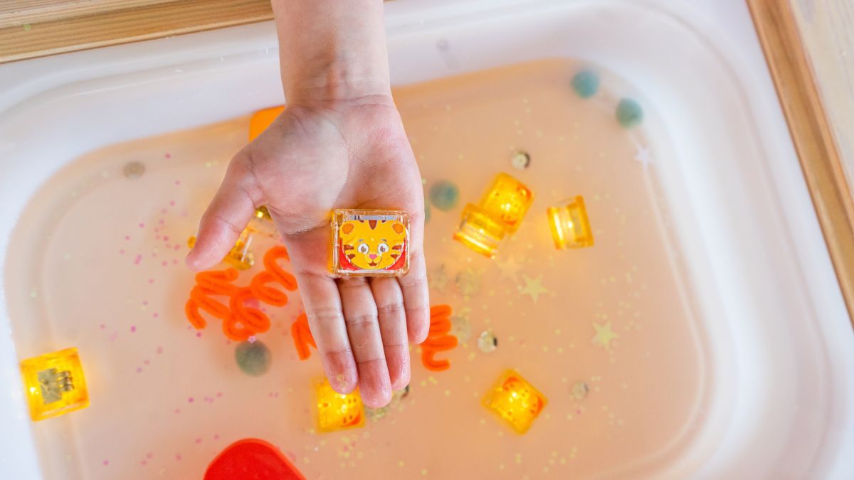 Glo Pals Leuchtende Badewürfel Daniel Tiger braun (4er Set)