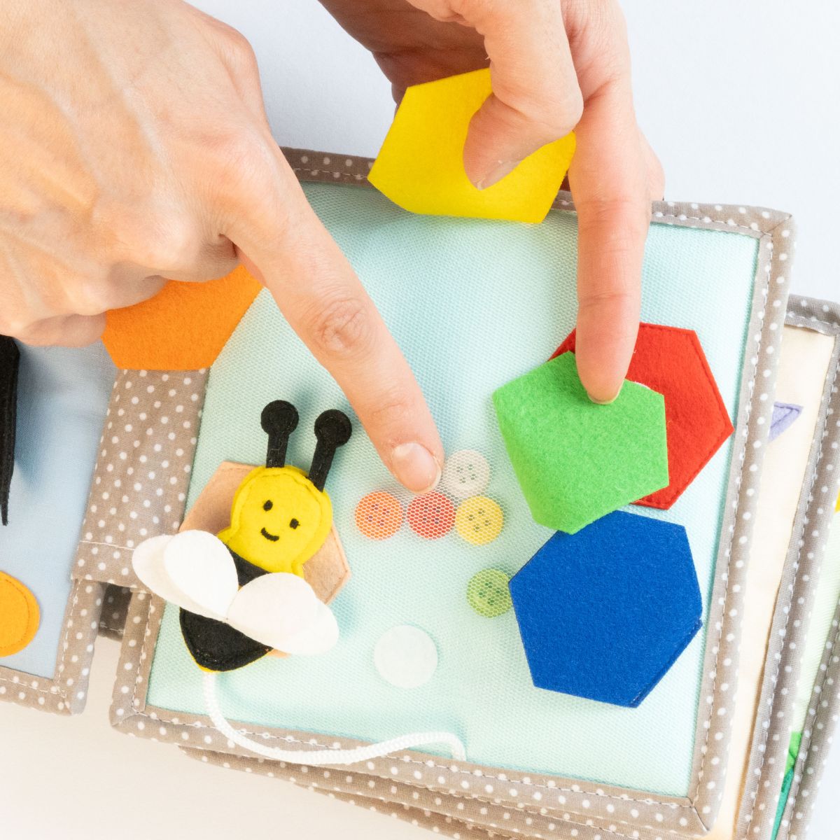 Mini Quiet Book Schillernder Papagei (ab 6 Monate)- Jolly Designs