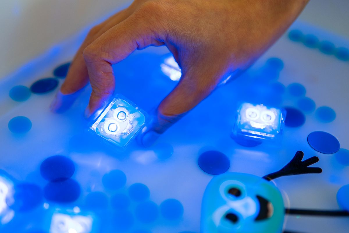 Glo Pals Badespielzeug Charakter Blair Blau