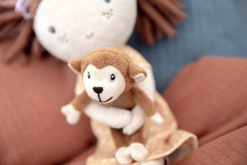 Kuschelpuppe Sophia mit Affe 35cm - Little Dutch