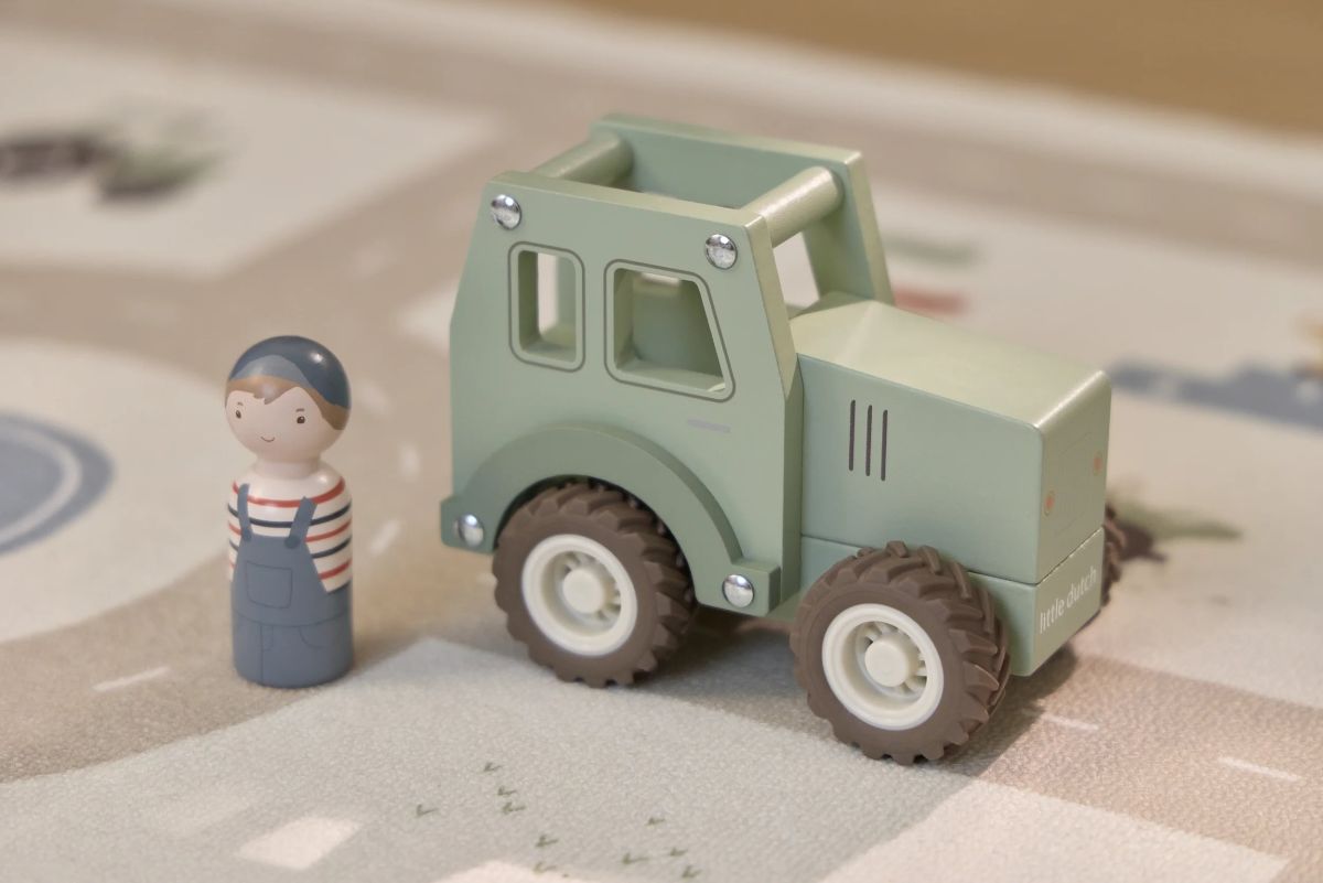 Holztraktor grün (mit Figur) - Little Dutch