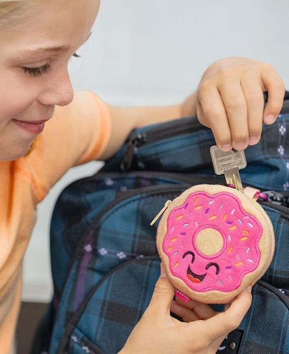 Happy Day Plüsch-Täschchen mit Karabiner (versch. Designs, 1 Stück)