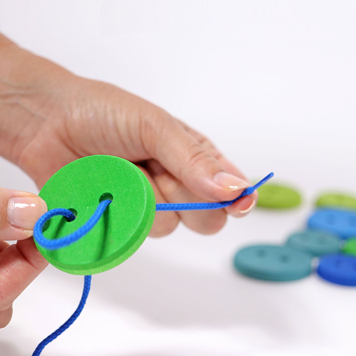 Grimm`s Fädelspiel Große Holzknöpfe (24 Knöpfe & 2 Schnüre) 10317