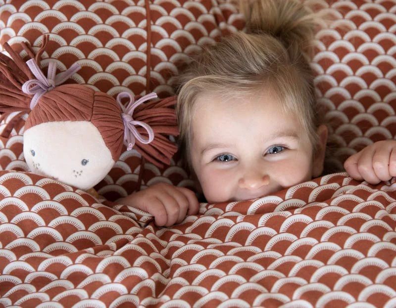 Kuschelpuppe Sophia mit Affe 35cm - Little Dutch